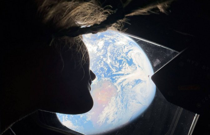 Auf diesem undatierten Foto, das von der Nasa zur Verfügung gestellt wurde, blickt Kommandant Reid Wiseman während der Artemis-II-Mission auf dem Weg zum Mond aus einem Fenster an Bord des Orion-Raumschiffs Integrity auf die Erde.<span class='image-autor'>Foto: Imago/ZUMA Press Wire</span>
