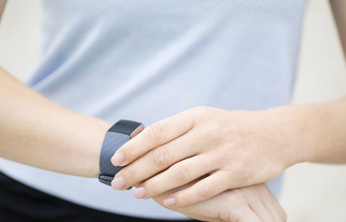 Fitnessarmbänder und Smartwatches überwachen die Körperfunktionen.<span class='image-autor'>Foto: imago//Jean Schwarz</span>