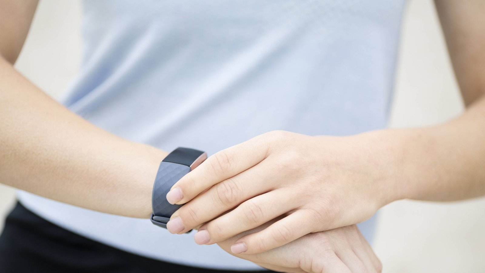 Fitnessarmbänder und Smartwatches überwachen die Körperfunktionen.Foto: imago//Jean Schwarz