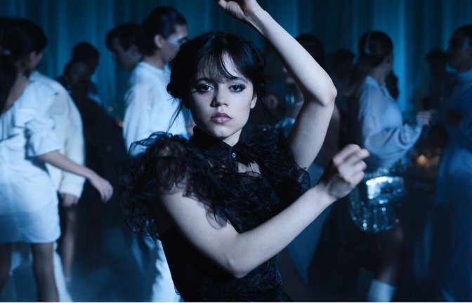 Jenna Ortega tanzt als Wednesday Addams die Choreografie, die unter dem Hashtag „wednesdaydance“ auf TikTok viral gegangen ist.<span class='image-autor'>Foto: dpa</span>