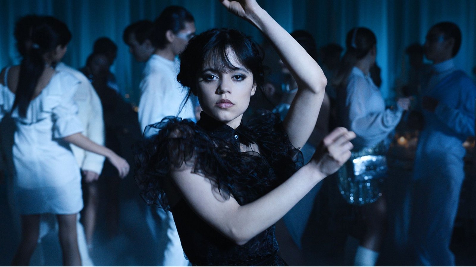 Jenna Ortega tanzt als Wednesday Addams die Choreografie, die unter dem Hashtag „wednesdaydance“ auf TikTok viral gegangen ist.Foto: dpa