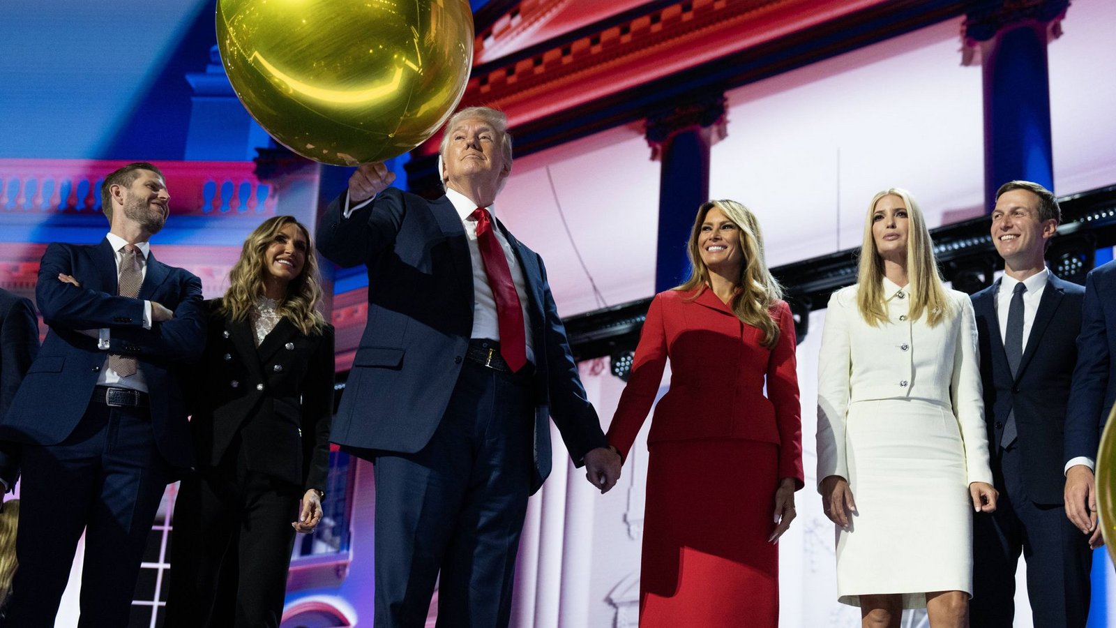 Auf dem Nominierungsparteitag im Sommer zeigten die Trumps Geschlossenheit: Donald Trump (Mitte) mit Melania (in Rot), Eric (links), Lara, Ivanka (in Weiß) und Jared Kushner (rechts).Foto: IMAGO/Newscom World/IMAGO/Tom Williams Auf dem Nominierungsparteitag im Sommer zeigten die Trumps Geschlossenheit: Donald Trump (Mitte) mit Melania (in Rot), Eric (links), Lara, Ivanka (in Weiß) und Jared Kushner (rechts).Foto: IMAGO/Newscom World/IMAGO/Tom Williams