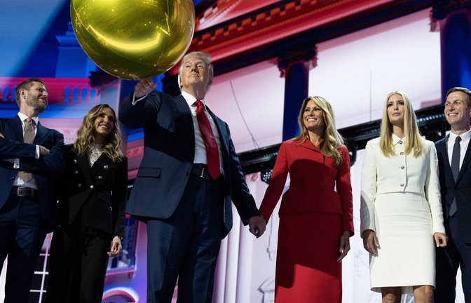 Auf dem Nominierungsparteitag im Sommer zeigten die Trumps Geschlossenheit: Donald Trump (Mitte) mit Melania (in Rot), Eric (links), Lara, Ivanka (in Weiß) und Jared Kushner (rechts).<span class='image-autor'>Foto: IMAGO/Newscom World/IMAGO/Tom Williams</span>