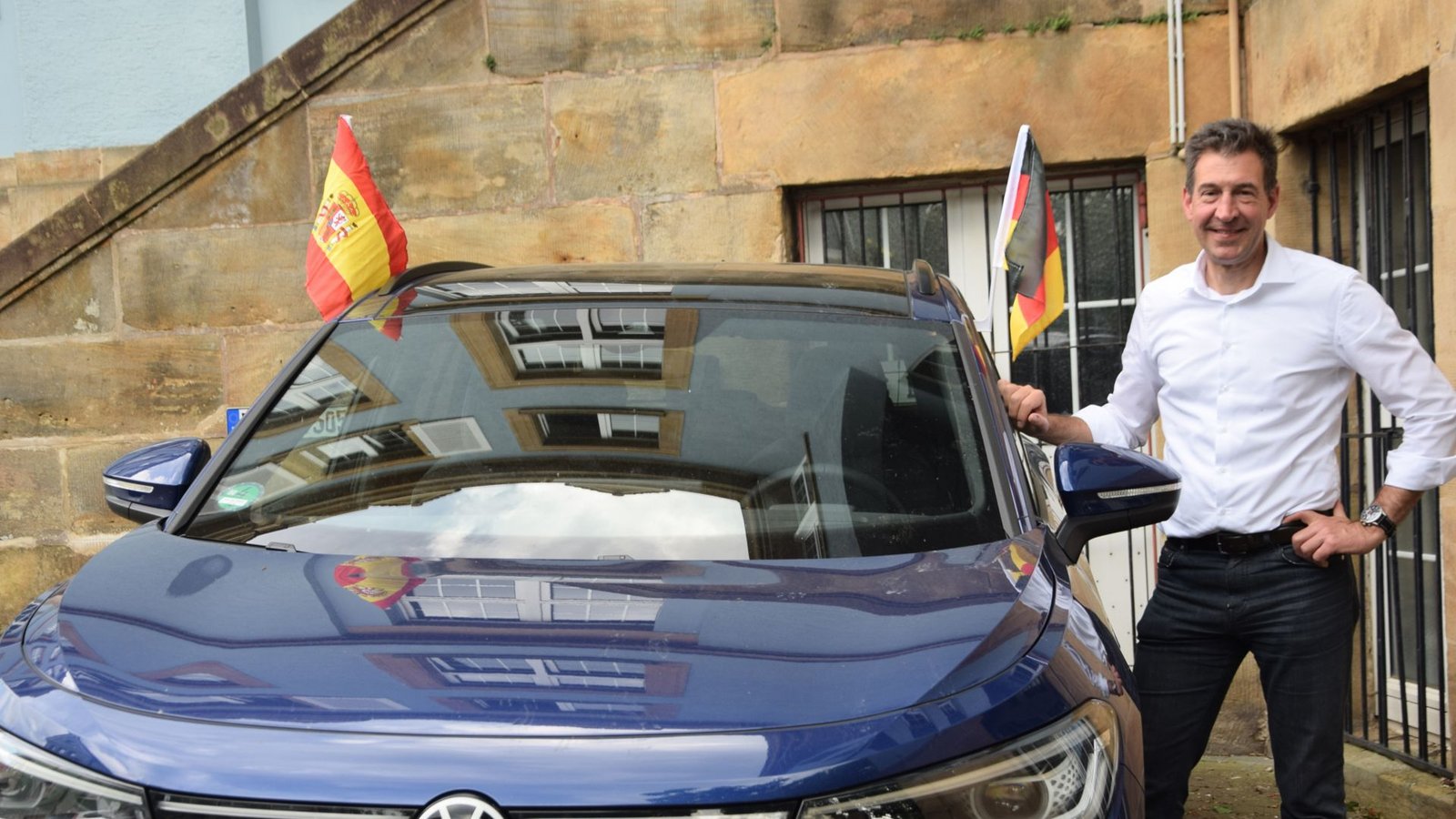 Der Donaueschinger Oberbürgermeister Erik Pauly fährt mit deutschem und spanischen Fähnchen durch die Stadt.Foto: Stadt Donaueschingen/Grüninger Der Donaueschinger Oberbürgermeister Erik Pauly fährt mit deutschem und spanischen Fähnchen durch die Stadt.Foto: Stadt Donaueschingen/Grüninger