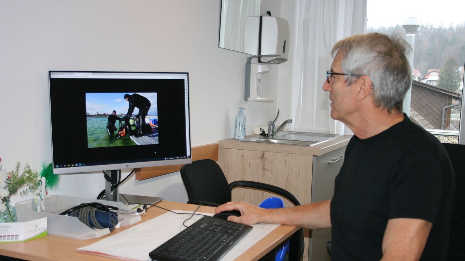 Horst Linzmeier, Arzt und Anwohner, hat nicht nur  zwei Pfahlreihen, sondern auch einen Segner –  ein Lastenschiff aus dem Mittelalter –  entdeckt.Foto: Hildegard Nagler