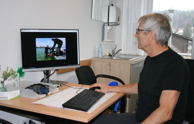 Horst Linzmeier, Arzt und Anwohner, hat nicht nur  zwei Pfahlreihen, sondern auch einen Segner –  ein Lastenschiff aus dem Mittelalter –  entdeckt.<span class='image-autor'>Foto: Hildegard Nagler</span>