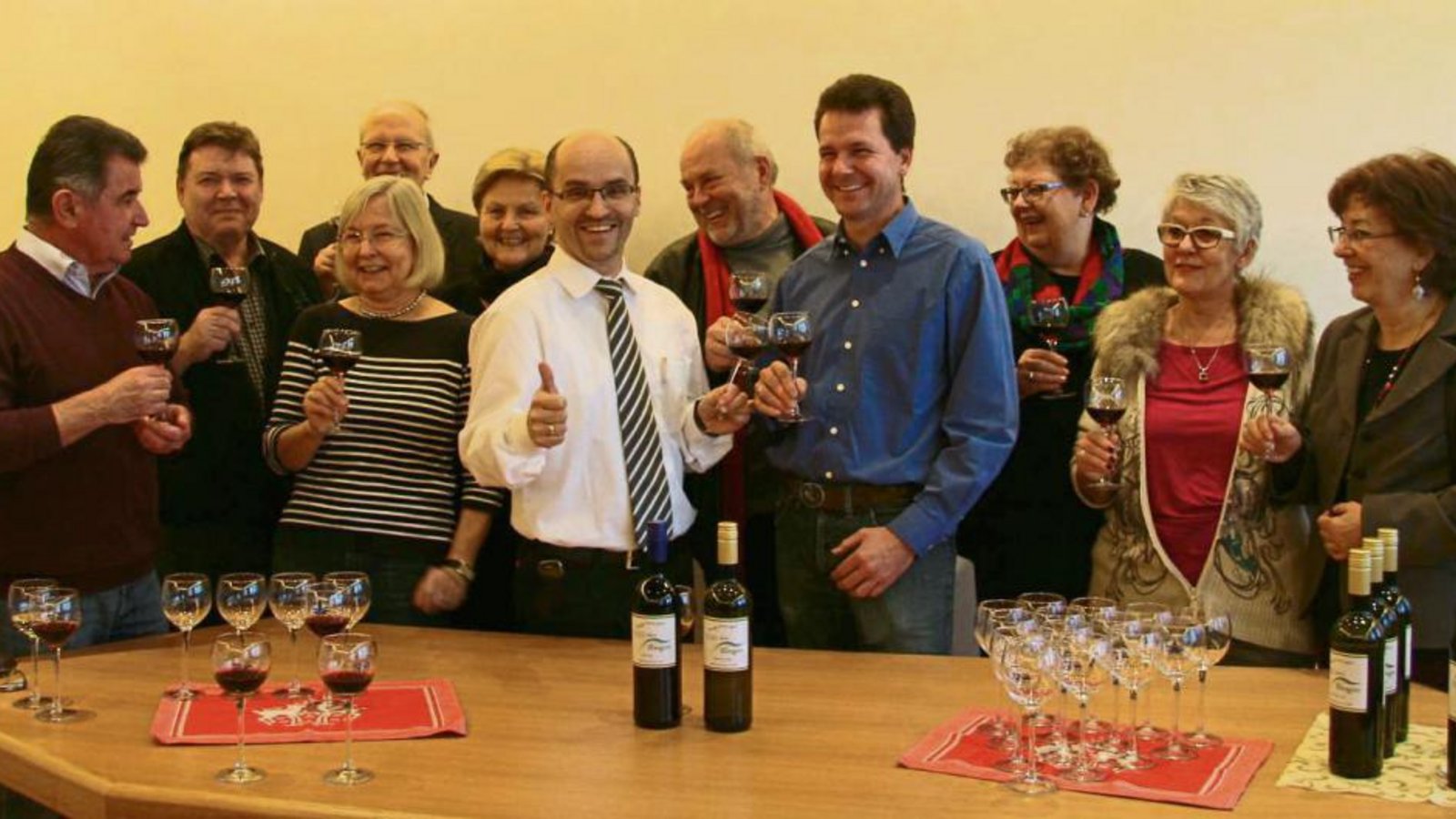 „Der Wein schmeckt“ – Die Tester sind überzeugt. Ab Samstag kann man den Wein auf dem Weihnachtsmarkt in Illingen kaufen. Foto: Thomaser „Der Wein schmeckt“ – Die Tester sind überzeugt. Ab Samstag kann man den Wein auf dem Weihnachtsmarkt in Illingen kaufen. Foto: Thomaser