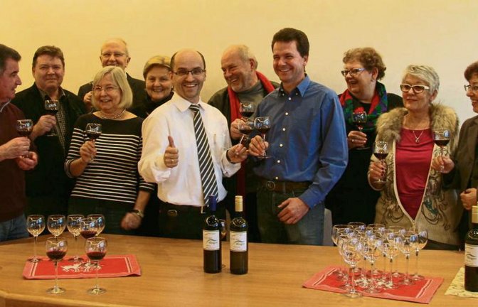 „Der Wein schmeckt“ – Die Tester sind überzeugt. Ab Samstag kann man den Wein auf dem Weihnachtsmarkt in Illingen kaufen.  Foto: Thomaser