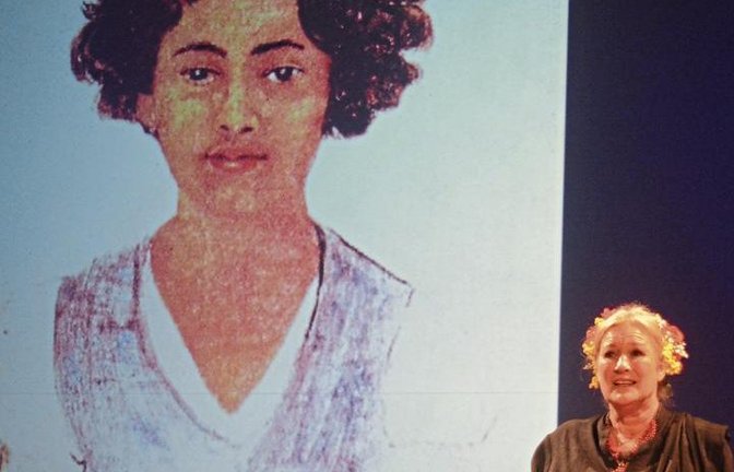 Die Schauspielerin Suzanne von Borsody liest vor 117 Zuhörern im Großen Saal.  Foto: Stahlfeld
