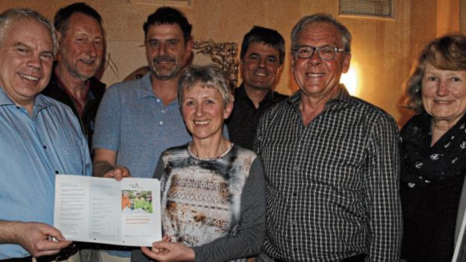 Matthias Lieb (links), Vorsitzender des VCD-Kreisverbandes Pforzheim/Enzkreis, freut sich über Zuwachs: Die Illinger Initiative ProRad, hier vertreten durch Heinz Heinrich (von links) Thomas Messerschmidt, Susi Rapp, Jürgen Krauth, Eberhard Rapp und Andrea Bernhard, hat sich dem Verband als Ortsgruppe angeschlossen.  Foto: Stahlfeld
