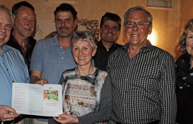 Matthias Lieb (links), Vorsitzender des VCD-Kreisverbandes Pforzheim/Enzkreis, freut sich über Zuwachs: Die Illinger Initiative ProRad, hier vertreten durch Heinz Heinrich (von links) Thomas Messerschmidt, Susi Rapp, Jürgen Krauth, Eberhard Rapp und Andrea Bernhard, hat sich dem Verband als Ortsgruppe angeschlossen.  Foto: Stahlfeld