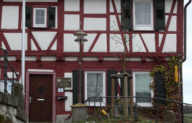 Das schmucke Rathaus in Häfnerhaslach muss dringend saniert werden.  Archivfoto: Kalb