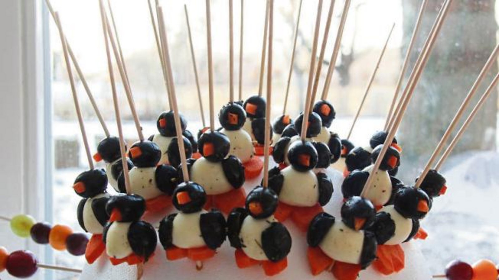 Die Macher des Büfetts für die Einsetzungsfeier der Horrheimer Schulleiterin Christiane Müller hatten sich äußerst kreativ ins Zeug gelegt. Neben allerlei Varianten von Fingerfood gab es auch diese herzhaften Pinguine. Foto: Rostek Die Macher des Büfetts für die Einsetzungsfeier der Horrheimer Schulleiterin Christiane Müller hatten sich äußerst kreativ ins Zeug gelegt. Neben allerlei Varianten von Fingerfood gab es auch diese herzhaften Pinguine. Foto: Rostek