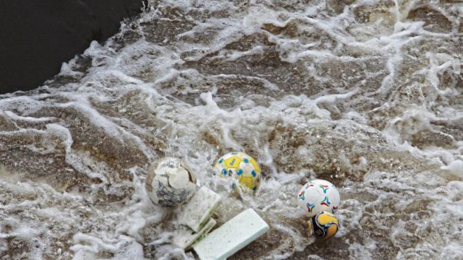 Bällebad in der Enz: Wem flussoberhalb von Vaihingen sein Spielgerät abhanden gekommen ist, kann es am unteren Wehr wieder rausfischen. Aber freilich erst dann, wenn der Pegel etwas gesunken ist. Überschwemmungsgefahr bestand in Vaihingen trotz des erhöhten Wasserstandes am Wochenende nicht.  Foto: Banholzer