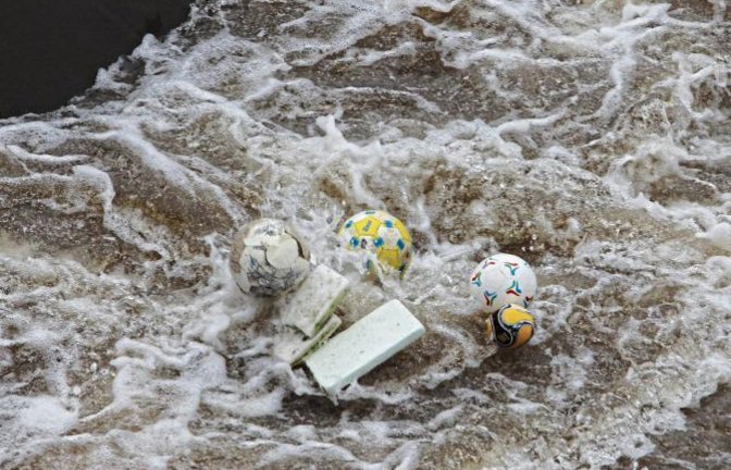 Bällebad in der Enz: Wem flussoberhalb von Vaihingen sein Spielgerät abhanden gekommen ist, kann es am unteren Wehr wieder rausfischen. Aber freilich erst dann, wenn der Pegel etwas gesunken ist. Überschwemmungsgefahr bestand in Vaihingen trotz des erhöhten Wasserstandes am Wochenende nicht.  Foto: Banholzer