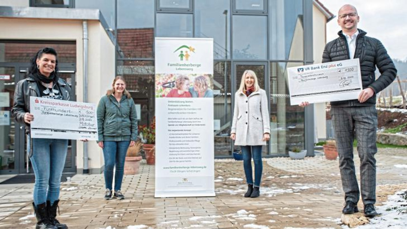 Stella Konrad und Michael Beck (vorne) übergaben die Spenden an Tabea Eckstein und Andrea Kienzle (hinten von links) von der Familienherberge Lebensweg in Schützingen. Foto: Fotomoment Stella Konrad und Michael Beck (vorne) übergaben die Spenden an Tabea Eckstein und Andrea Kienzle (hinten von links) von der Familienherberge Lebensweg in Schützingen. Foto: Fotomoment