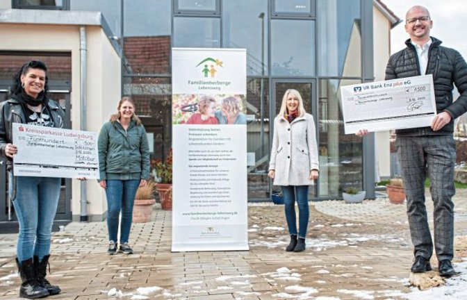 Stella Konrad und Michael Beck (vorne) übergaben die Spenden an Tabea Eckstein und Andrea Kienzle (hinten von links) von der Familienherberge Lebensweg in Schützingen. Foto: Fotomoment