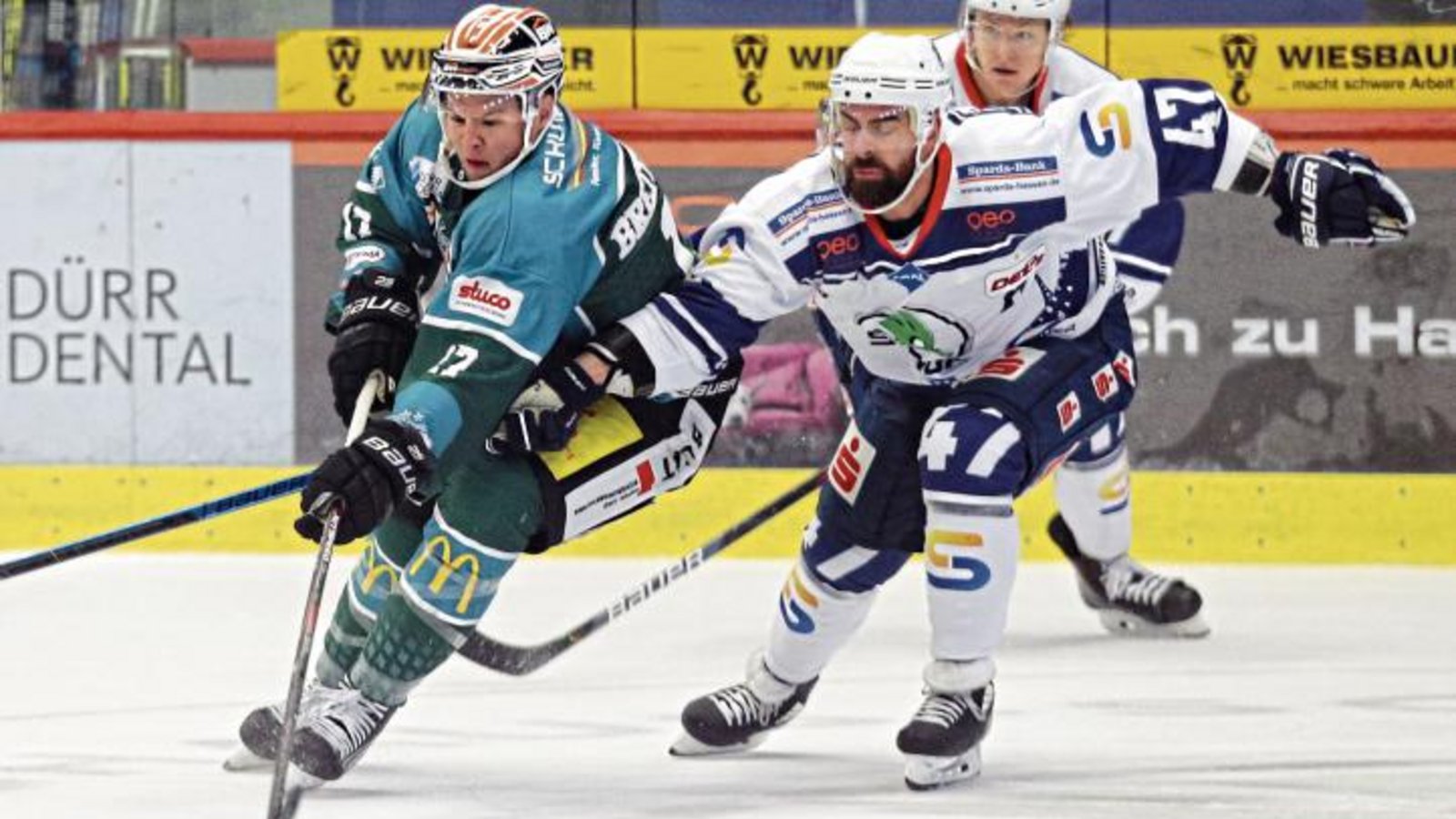 Brett Breitkreuz (links) hat gegen die Kassel Huskies seine Torpremiere für die Bietigheim Steelers in der Deutschen Eishockey Liga (DEL) 2 gefeiert. Foto: Baumann Brett Breitkreuz (links) hat gegen die Kassel Huskies seine Torpremiere für die Bietigheim Steelers in der Deutschen Eishockey Liga (DEL) 2 gefeiert. Foto: Baumann