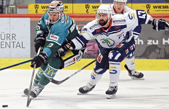 Brett Breitkreuz (links) hat gegen die Kassel Huskies seine Torpremiere für die Bietigheim Steelers in der Deutschen Eishockey Liga (DEL) 2 gefeiert. Foto: Baumann