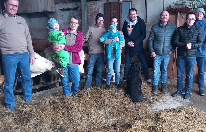 Die Familien der Landwirte Martin und Jochen Weiberle aus Hohenhaslach begrüßten die Vorstandschaft des Bauernverbands Heilbronn-Ludwigsburg zu einem interessanten Meinungsaustausch auf ihrem Hof im Vorfeld des diesjährigen Bauerntages.  <span class='image-autor'>Foto: Glemser</span>