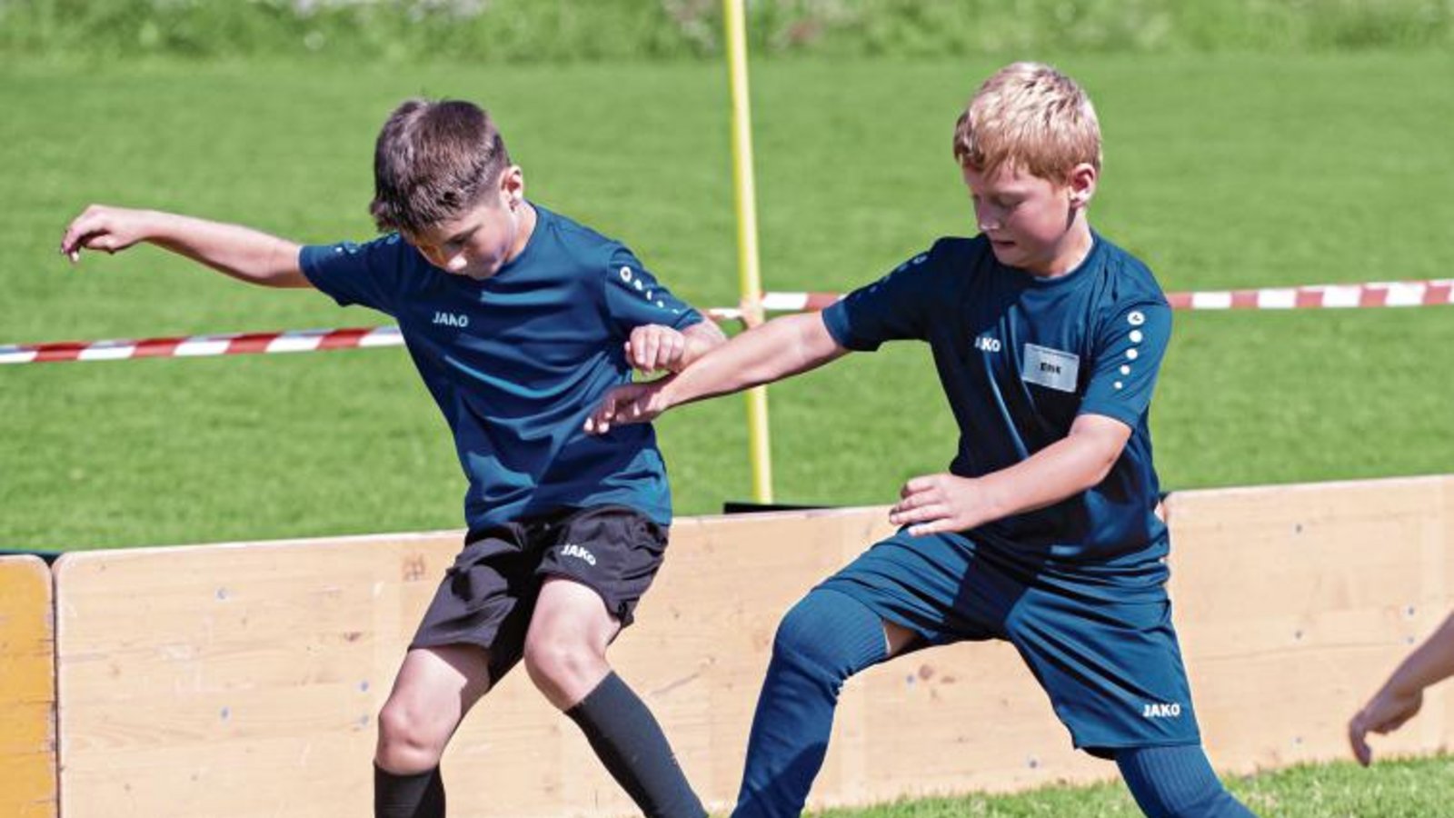 Beim Spiel auf einem Minispielfeld mit Rundumbande kommt es vor allem auf die Koordation bei den Nachwuchsfußballern beim August-Winkel-Camp des SV Illingen an. Foto: Fotomoment