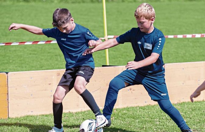Beim Spiel auf einem Minispielfeld mit Rundumbande kommt es vor allem auf die Koordation bei den Nachwuchsfußballern beim August-Winkel-Camp des SV Illingen an. Foto: Fotomoment