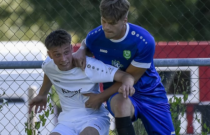 Einen rassigen Zweikampf liefern sich in dieser Szene Felix Espenner (links) von der SGM Riexingen II und Torschütze Kevin Pawlak vom VfR Sersheim. Am Ende feiern die Hausherren einen knappen 5:4-Erfolg. <span class='image-autor'>Foto: Leitner</span>