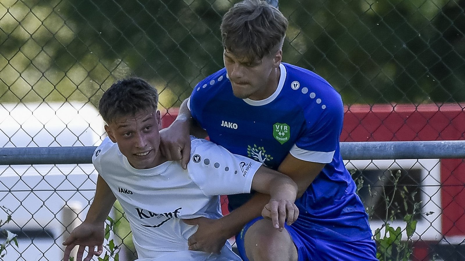 Einen rassigen Zweikampf liefern sich in dieser Szene Felix Espenner (links) von der SGM Riexingen II und Torschütze Kevin Pawlak vom VfR Sersheim. Am Ende feiern die Hausherren einen knappen 5:4-Erfolg. Foto: Leitner Einen rassigen Zweikampf liefern sich in dieser Szene Felix Espenner (links) von der SGM Riexingen II und Torschütze Kevin Pawlak vom VfR Sersheim. Am Ende feiern die Hausherren einen knappen 5:4-Erfolg. Foto: Leitner