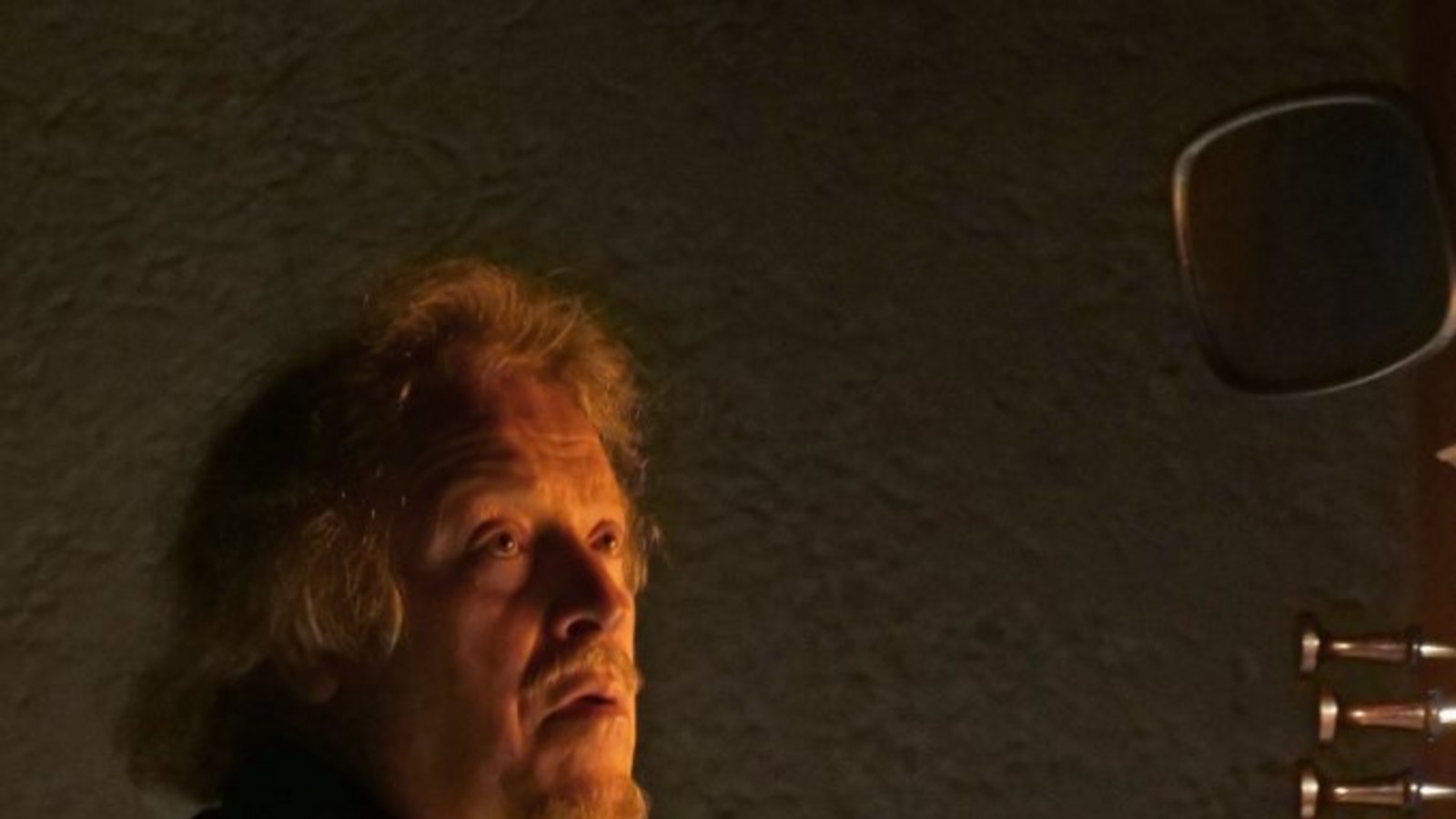 Noten braucht Johannes Mayr am Sonntagabend keine, er improvisiert in der katholischen Kirche in Illingen zum Stummfilm-Klassiker „Verflixte Gastfreundschaft“. Foto: Friedrich Noten braucht Johannes Mayr am Sonntagabend keine, er improvisiert in der katholischen Kirche in Illingen zum Stummfilm-Klassiker „Verflixte Gastfreundschaft“. Foto: Friedrich