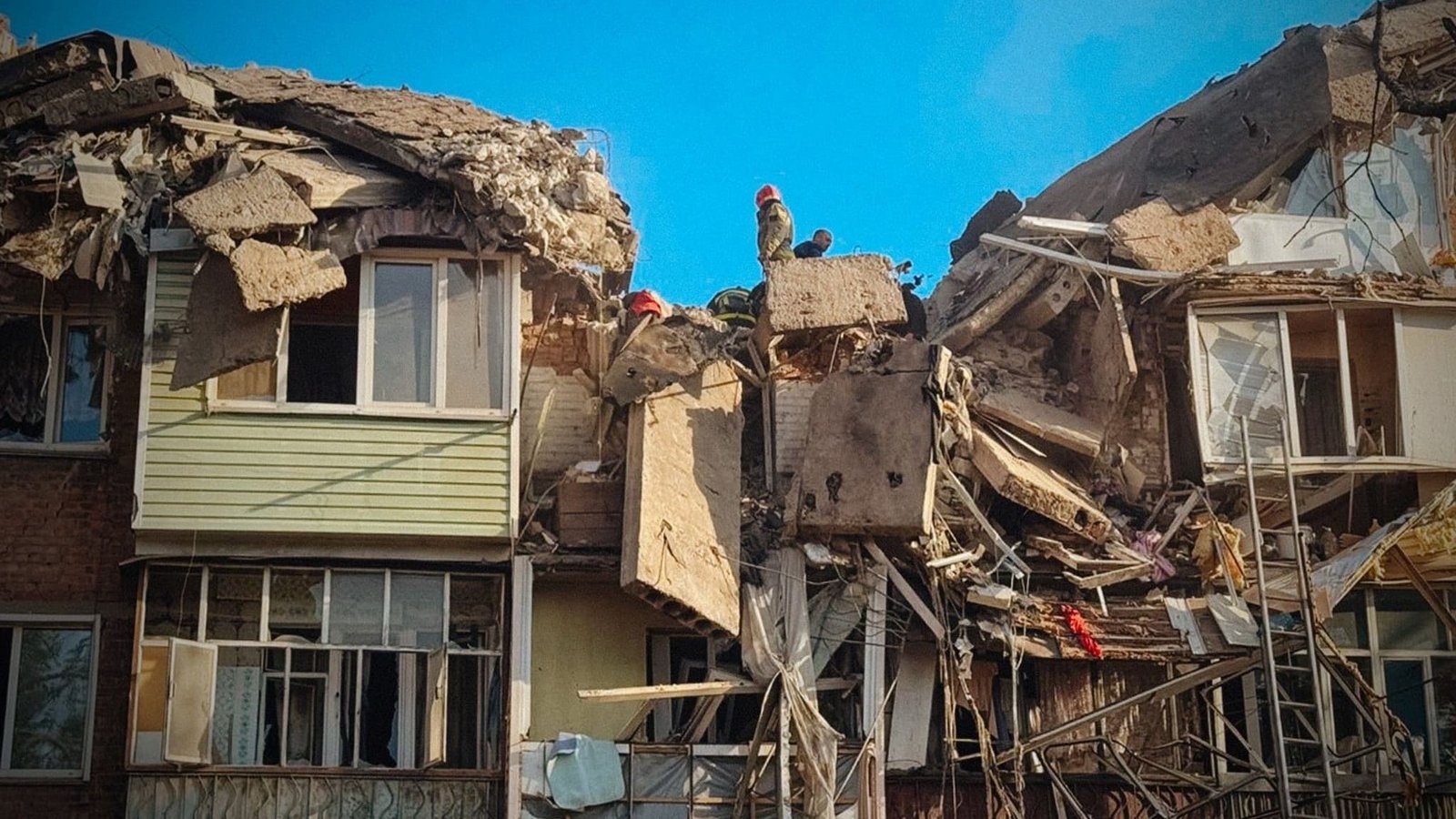 In Pryluky wurde ein fünfstöckiges Wohnhaus getroffen.Uncredited/Ukrainian Emergency Service/AP/dpa