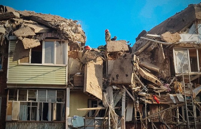 In Pryluky wurde ein fünfstöckiges Wohnhaus getroffen.<span class='image-autor'>Uncredited/Ukrainian Emergency Service/AP/dpa</span>