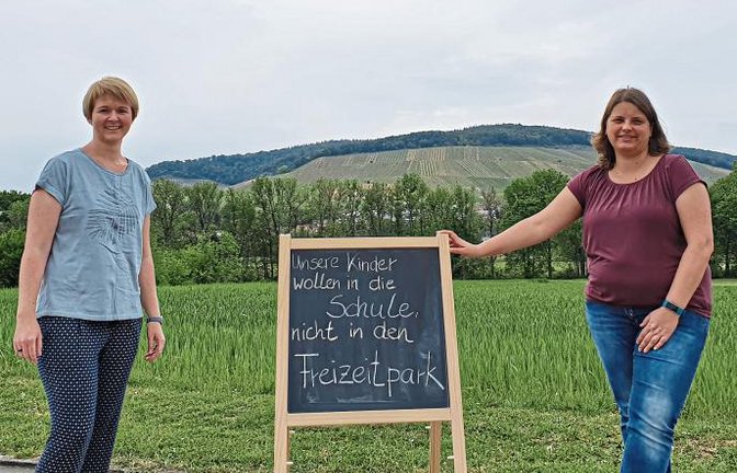 Freizeitparks öffnen, Schulen aber nicht? Nadine Angermaier (rechts) und Isabel Hansen geben mit diesem Foto aus Horrheim dem Wunsch ihrer Kinder nach Wochen des Corona-Lockdowns Ausdruck.
