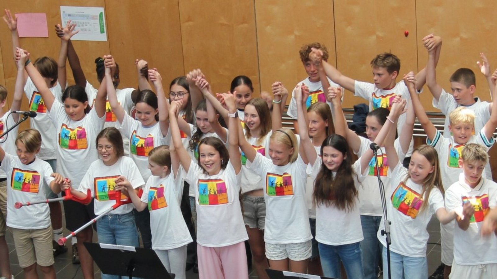 Die Fantastikinder ernten Applaus für ihren neu aufgenommenen Song. Foto: p Die Fantastikinder ernten Applaus für ihren neu aufgenommenen Song. Foto: p