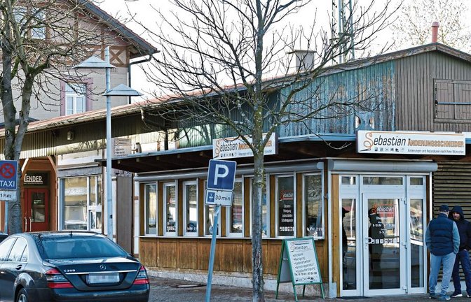 Die Stadt hat ihre Pläne für das Bahnhofsgebäude mit Kiosk vorerst zurückgestellt.  Foto: Kalb