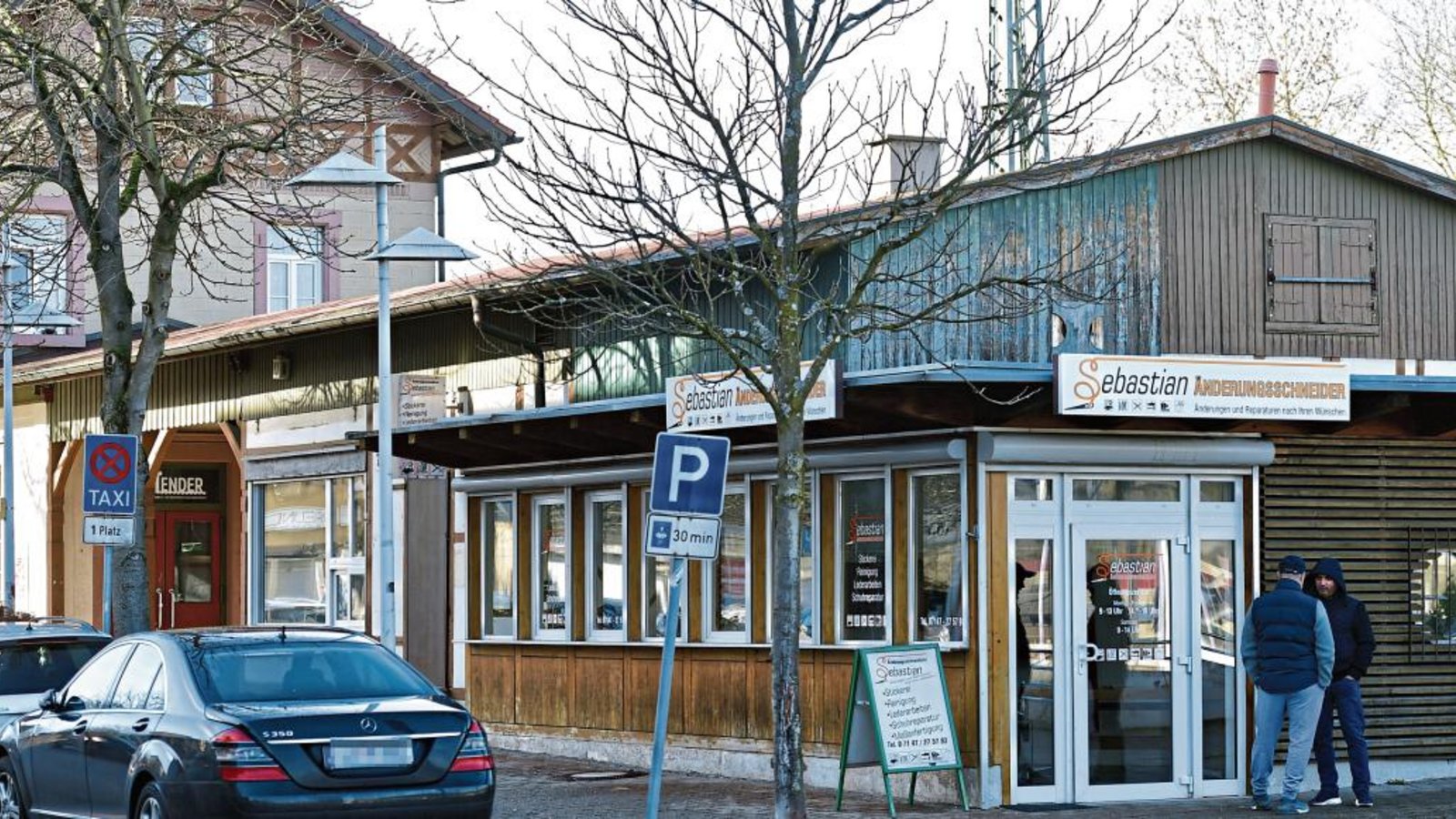 Die Stadt hat ihre Pläne für das Bahnhofsgebäude mit Kiosk vorerst zurückgestellt. Foto: Kalb Die Stadt hat ihre Pläne für das Bahnhofsgebäude mit Kiosk vorerst zurückgestellt. Foto: Kalb