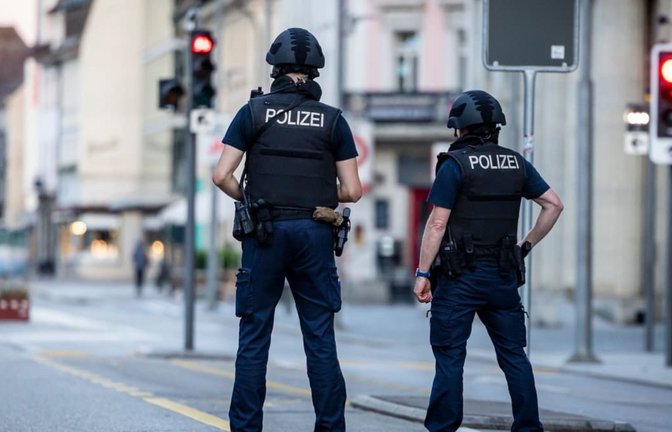 Polizisten patrouillieren auf einer Straße in der Innenstadt von Aarau. Bei einer Veranstaltung im schweizerischen Schachen sind in der Nacht Schüsse gefallen.<span class='image-autor'>Michael Buholzer/KEYSTONE/dpa</span>