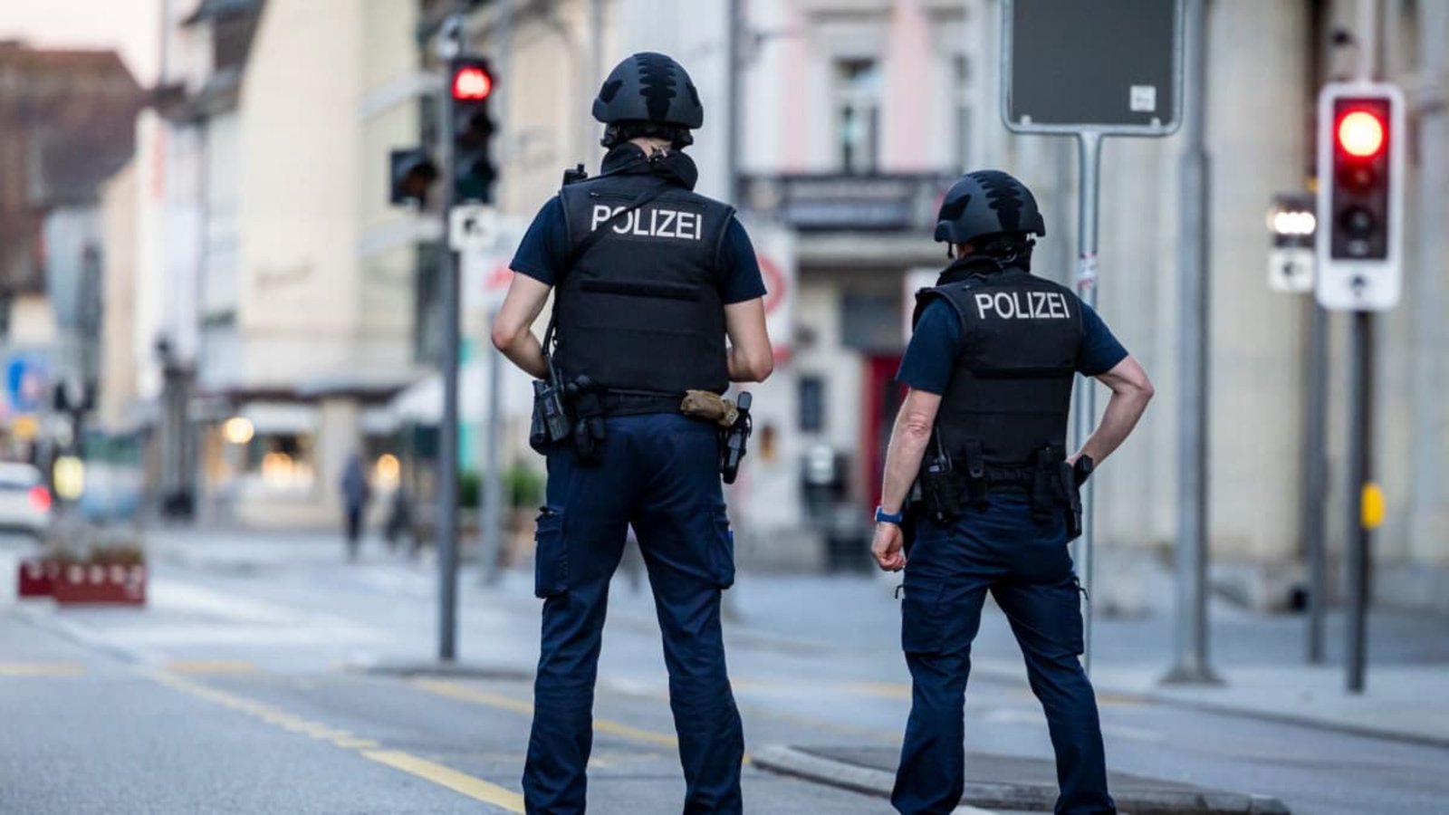 Polizisten patrouillieren auf einer Straße in der Innenstadt von Aarau. Bei einer Veranstaltung im schweizerischen Schachen sind in der Nacht Schüsse gefallen.Michael Buholzer/KEYSTONE/dpa Polizisten patrouillieren auf einer Straße in der Innenstadt von Aarau. Bei einer Veranstaltung im schweizerischen Schachen sind in der Nacht Schüsse gefallen.Michael Buholzer/KEYSTONE/dpa