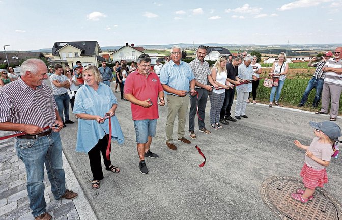 Freigabe für das Baugebiet Hinter dem Zaun III in Nussdorf: Vertreter von Gemeinde, Entwicklungsbüro und Häuslesbauern schneiden nach der Erschließung gemeinsam ein Band durch.  Foto: Küppers