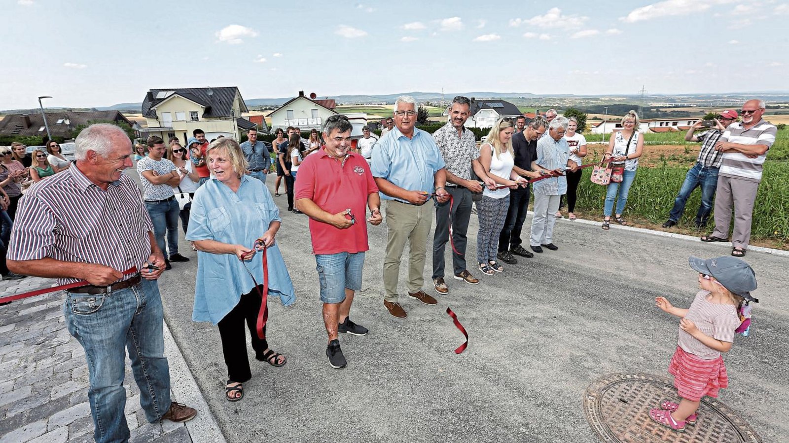 Freigabe für das Baugebiet Hinter dem Zaun III in Nussdorf: Vertreter von Gemeinde, Entwicklungsbüro und Häuslesbauern schneiden nach der Erschließung gemeinsam ein Band durch.  Foto: Küppers