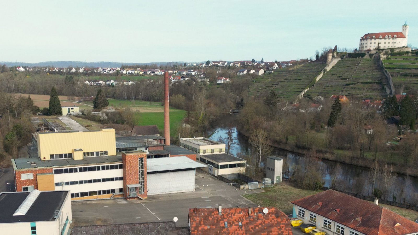 Auf dem Häcker-Areal wird das frühere Verwaltungsgebäude des Unternehmens (ganz rechts) zum Sitz der Gartenschauverwaltung.   Fotos: Küppers