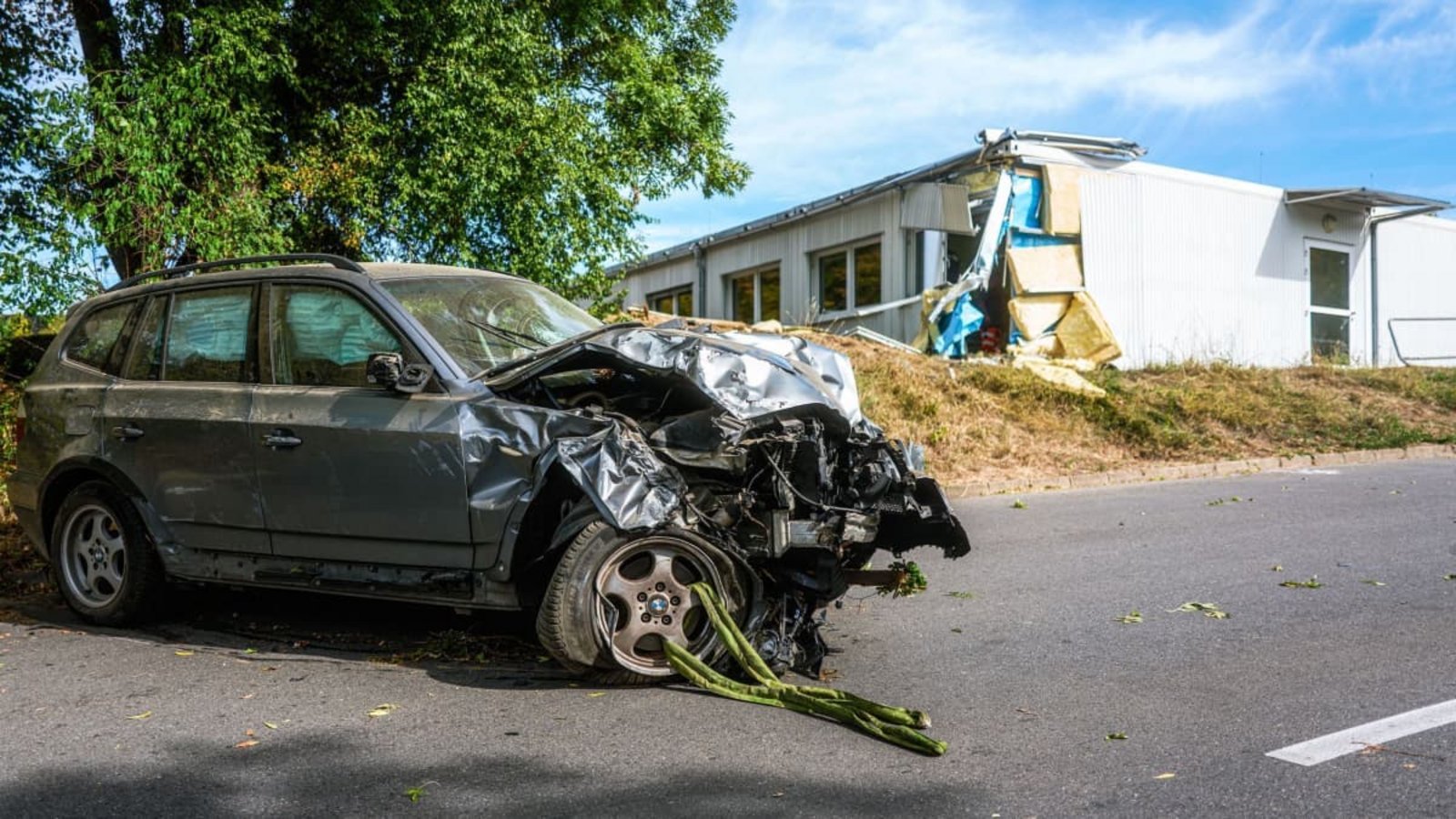 Ein BMW ist am Dienstagvormittag gegen einen Schul-Container der Grundschule geprallt. Mehrere Kinder wurden durch herumfliegende Trümmerteile leicht verletzt. Der Fahrer wurde schwer verletzt.Nicklas Walther/onw-images/dpa