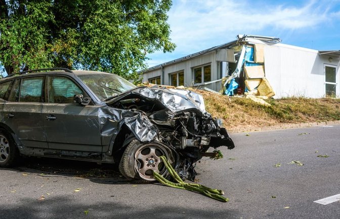 Ein BMW ist am Dienstagvormittag gegen einen Schul-Container der Grundschule geprallt. Mehrere Kinder wurden durch herumfliegende Trümmerteile leicht verletzt. Der Fahrer wurde schwer verletzt.<span class='image-autor'>Nicklas Walther/onw-images/dpa</span>