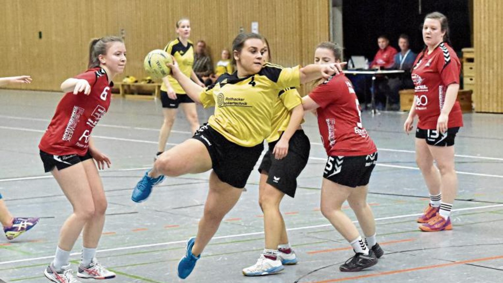 Afroditi Kalaitzidou (Mitte) trifft mit dem TSV Oberriexingen auf den HC Metter-Enz. Foto: Leitner Afroditi Kalaitzidou (Mitte) trifft mit dem TSV Oberriexingen auf den HC Metter-Enz. Foto: Leitner