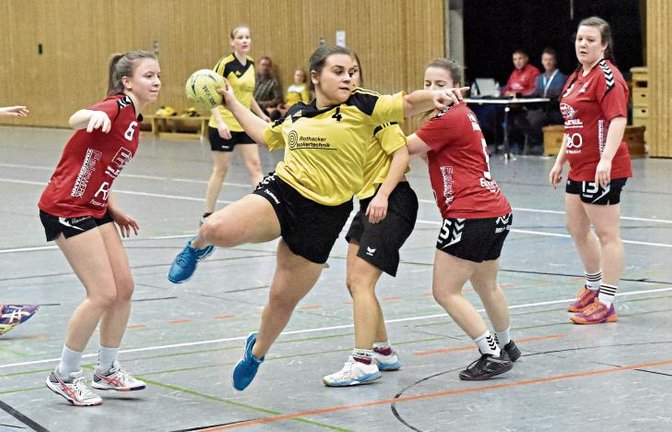 Afroditi Kalaitzidou (Mitte) trifft mit dem TSV Oberriexingen auf den HC Metter-Enz. Foto: Leitner