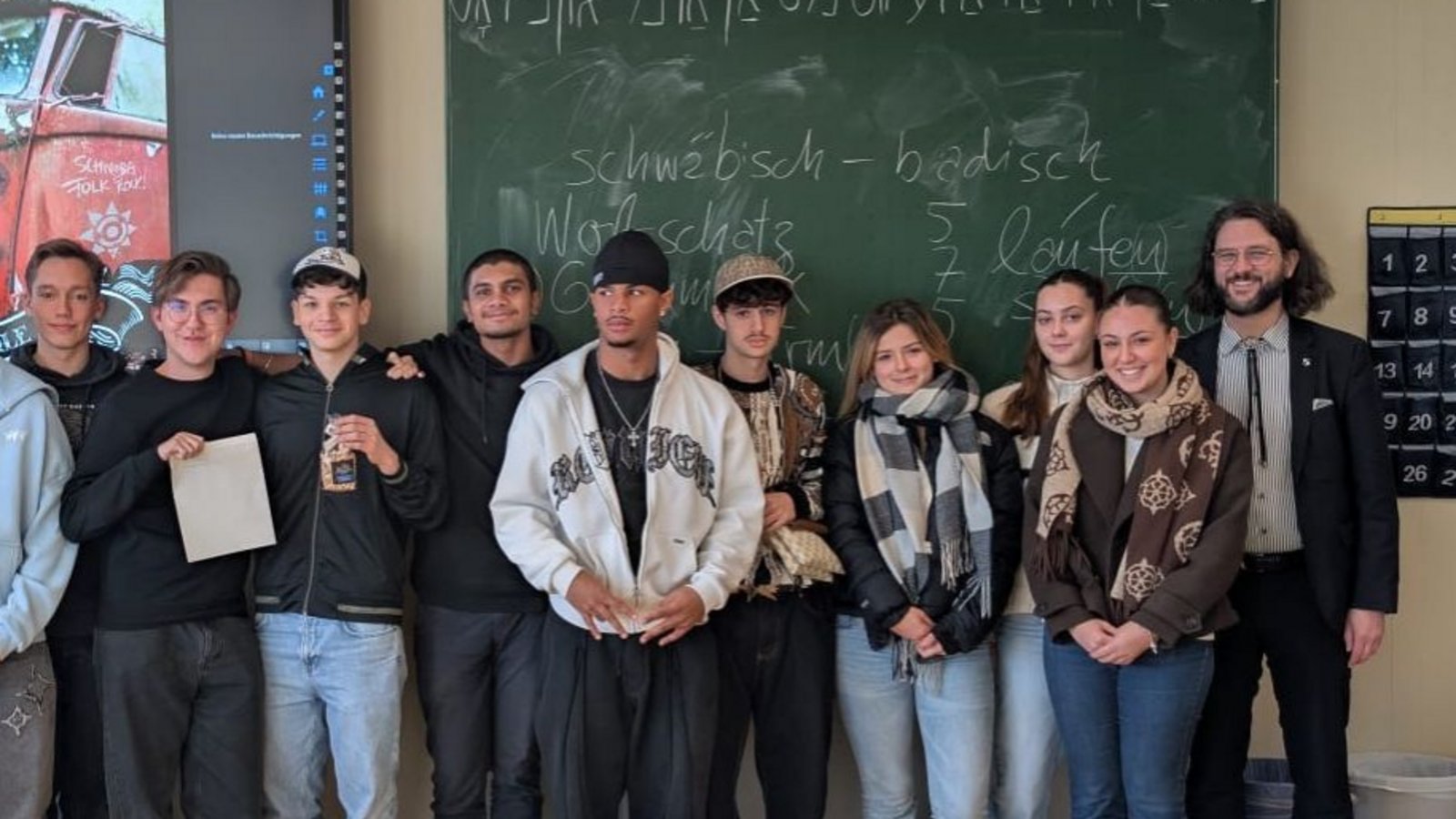 Johannes Kretschmann (rechts) gibt an der Beruflichen Schule Mühlacker einen Mundart-Workshop. Foto: Johannes Buschmann/LE