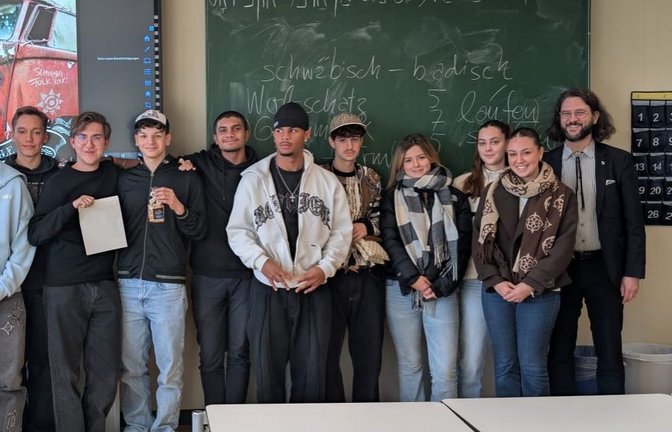Johannes Kretschmann (rechts) gibt an der Beruflichen Schule Mühlacker einen Mundart-Workshop. Foto: Johannes Buschmann/LE