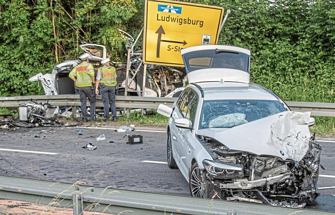 Dieser schreckliche Unfall zwischen Ludwigsburg und Möglingen forderte einen Toten und drei Schwerverletzte. Foto: 7aktuell/Adomat