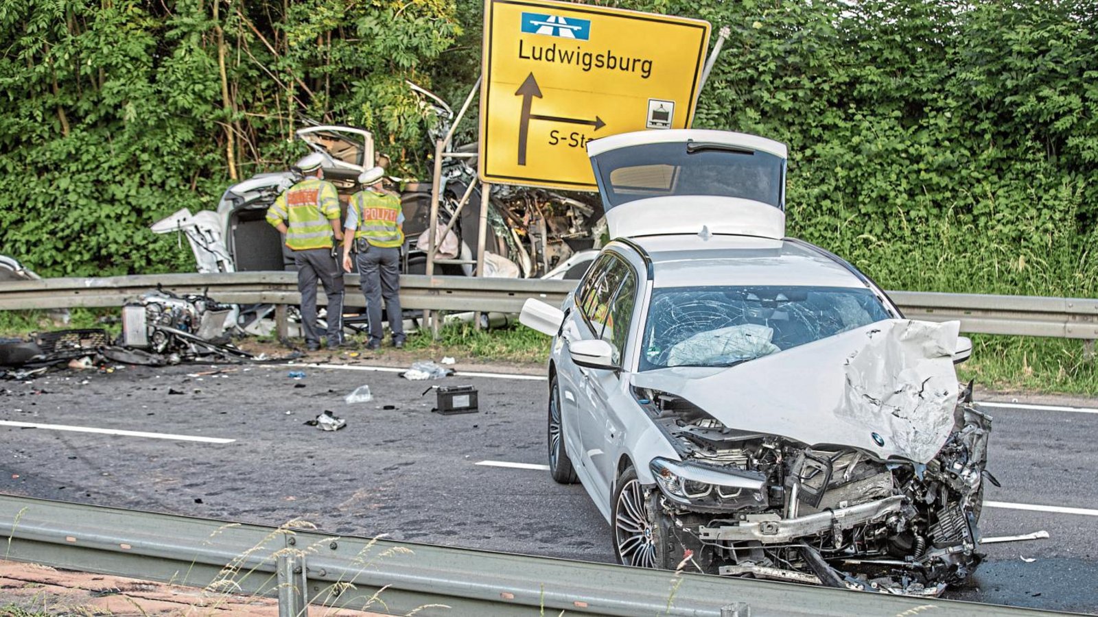 Dieser schreckliche Unfall zwischen Ludwigsburg und Möglingen forderte einen Toten und drei Schwerverletzte. Foto: 7aktuell/Adomat