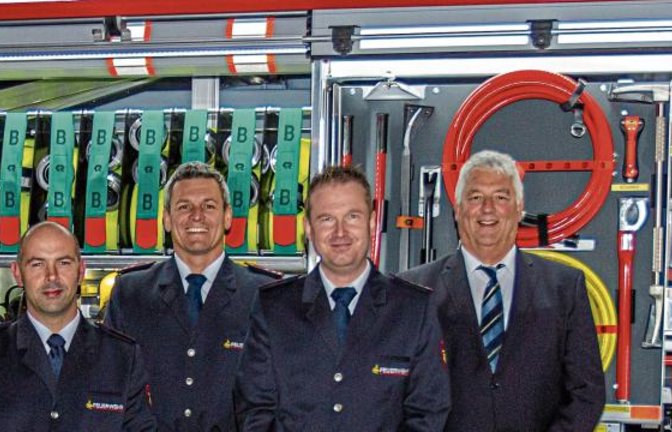 Neues Löschfahrzeug: von links stellvertretender Abteilungskommandant Jürgen Gutjahr, Ordnungsamtsleiter Bernd Unmüßig, Abteilungskommandant Detlef Pflüger, stellvertretender Kommandant Alexander Marquardt, Kommandant Frank Sattler, Bürgermeister Peter Schäfer. Foto: jn