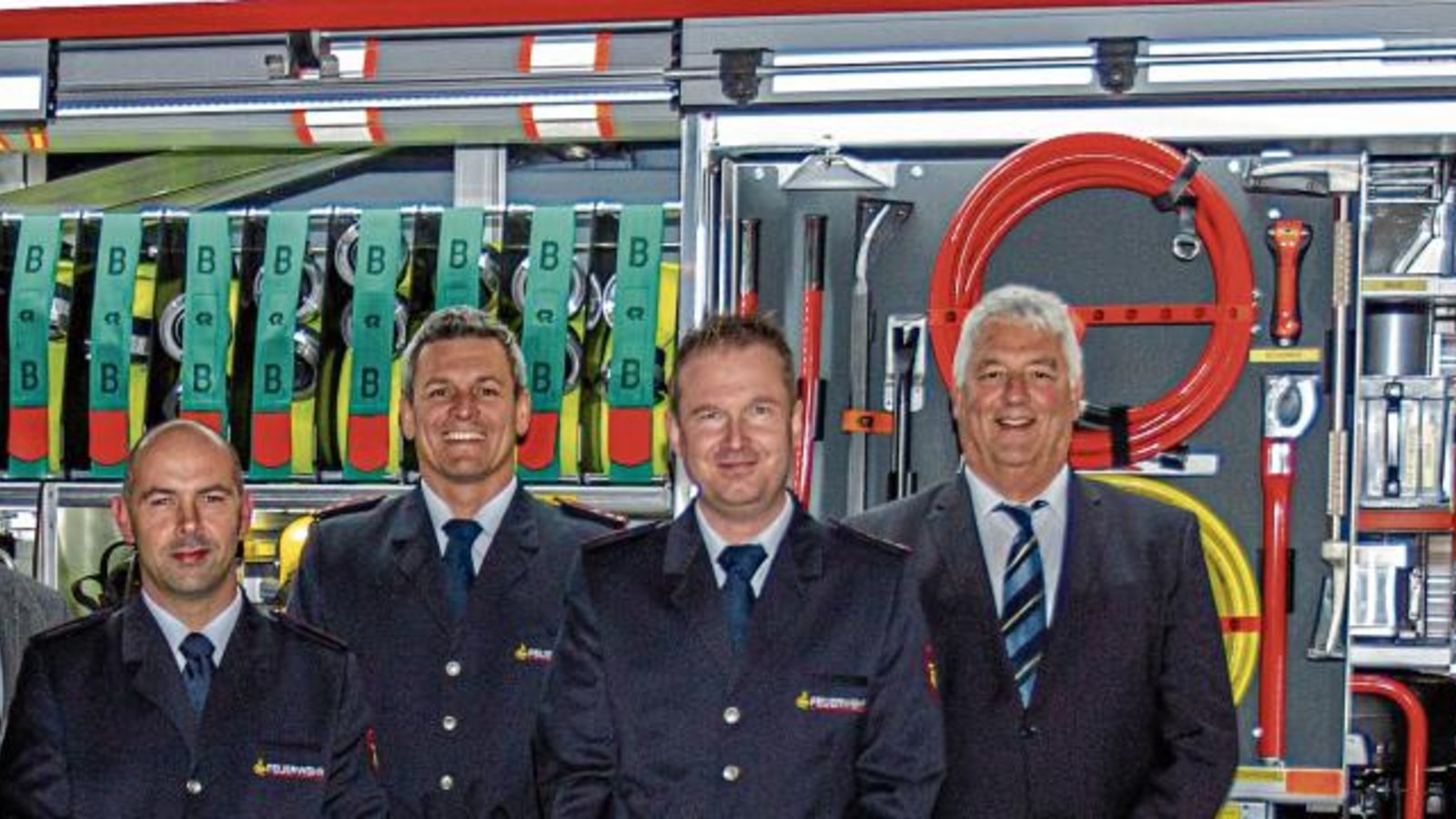 Neues Löschfahrzeug: von links stellvertretender Abteilungskommandant Jürgen Gutjahr, Ordnungsamtsleiter Bernd Unmüßig, Abteilungskommandant Detlef Pflüger, stellvertretender Kommandant Alexander Marquardt, Kommandant Frank Sattler, Bürgermeister Peter Schäfer. Foto: jn Neues Löschfahrzeug: von links stellvertretender Abteilungskommandant Jürgen Gutjahr, Ordnungsamtsleiter Bernd Unmüßig, Abteilungskommandant Detlef Pflüger, stellvertretender Kommandant Alexander Marquardt, Kommandant Frank Sattler, Bürgermeister Peter Schäfer. Foto: jn